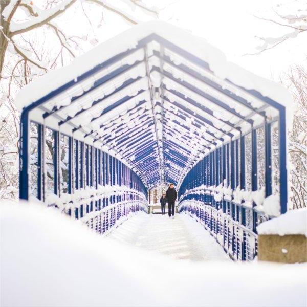学生们走在蓝色的小麦克桥上，周围是最近一场雪的结果.